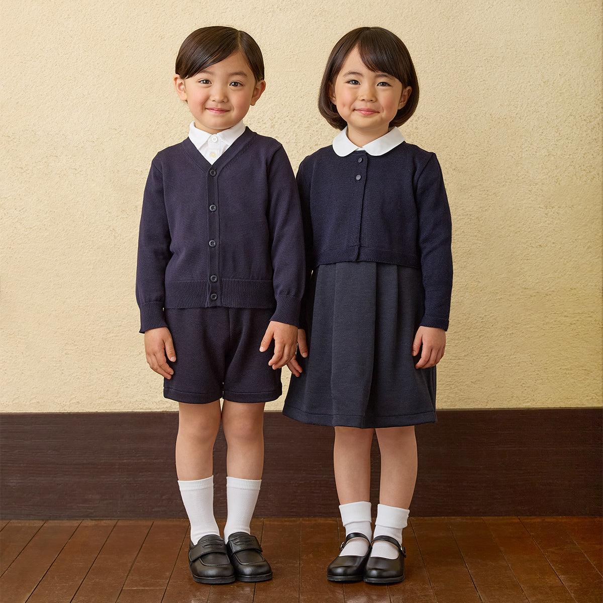 피크 재료로 만든 긴 슬리브 블라우스