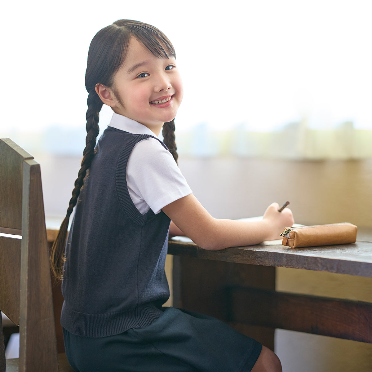 저지 재료로 만든 짧은 슬리브 블라우스