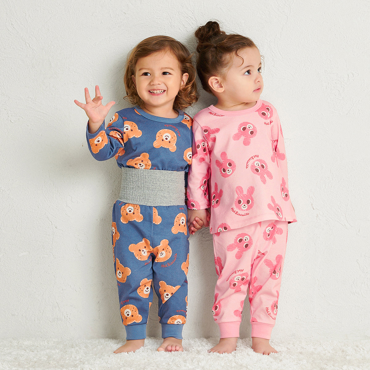 배꼽 랩이있는 긴 소매 잠옷