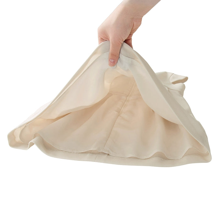 리본과 레이스가있는 한 조각