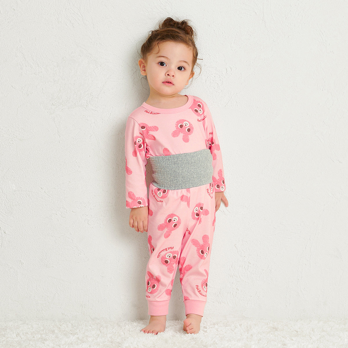 배꼽 랩이있는 긴 소매 잠옷